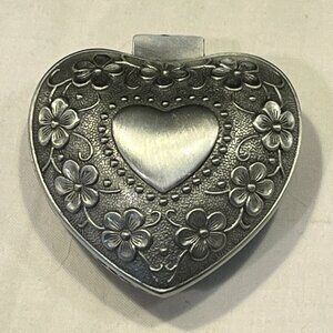 NIB Heart metal jewelry/trinket box